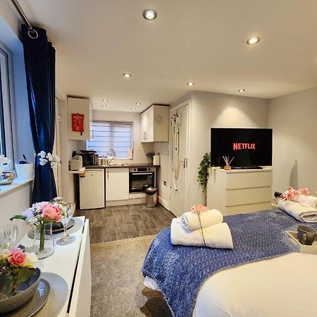 Studio Apartment The Den كولنبروك المظهر الخارجي الصورة