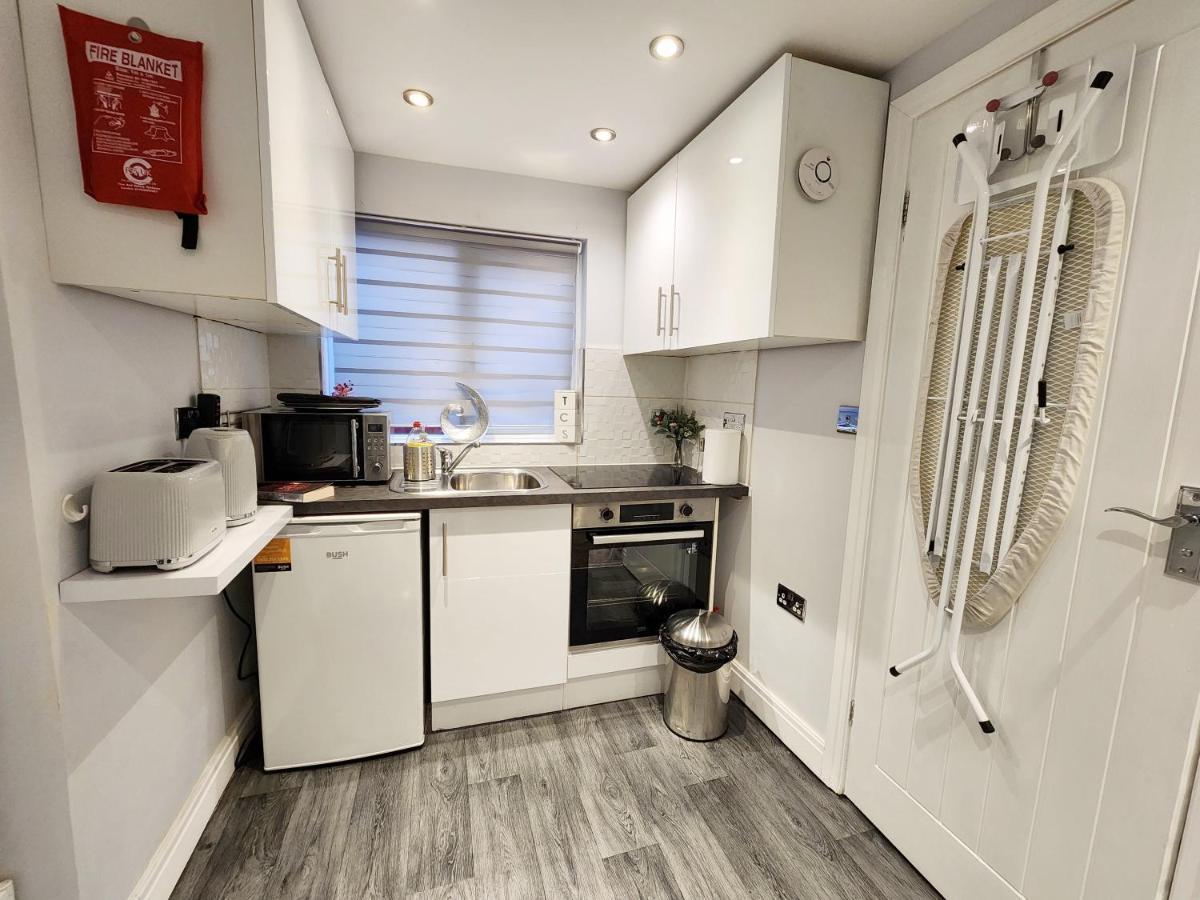 Studio Apartment The Den كولنبروك المظهر الخارجي الصورة